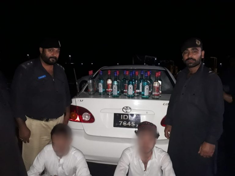 ایکسائز اینٹیلی جنس  اور تھانہ ایکسائز پشاور کی کاروئی،  20 بوتل شراب برآمد، ملزمان گرفتار